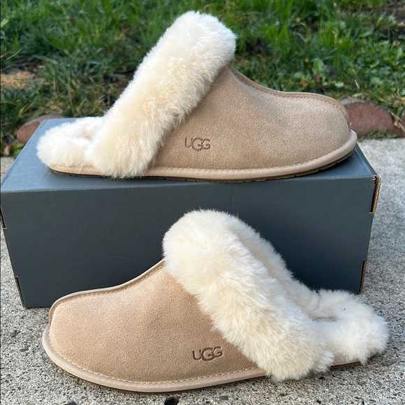 UGG Scuffette Womens Slippers Sand Size 9 - Picture 1 of 10